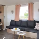Confort + Piscine Nyaraló *