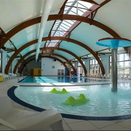 Confort + Piscine Nyaraló